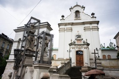 Lviv, Ukrayna - 04 Mayıs 2025: Merdivenleri, mimarisi, koruyucu heykelleri ve Ukrayna 'nın Lviv kentindeki dini önemi olan Avrupa St. Anthony Kilisesi. 