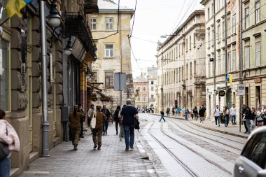 Lviv, Ukrayna - 04 Mayıs 2025: Ukrayna 'nın Lviv kentinde tarihi mimari eserlerle çevrili yayalar ve tramvay rayları. 