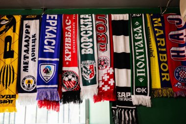 Lviv, Ukrayna - 4 Mayıs 2025: Konforlu bir iç mekanda farklı kulüpleri temsil eden çeşitli futbol eşarpları.