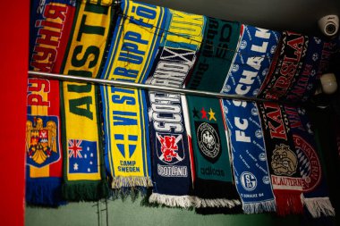 Lviv, Ukrayna - 04 Mayıs 2025: Çeşitli ülkelerden futbol takımı eşarpları metal bir rafta sergilendi