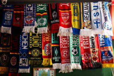 Lviv, Ukrayna - 04 Mayıs 2025: Benzersiz tasarımları olan canlı futbol takımı eşarpları.