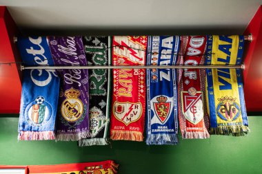 Lviv, Ukrayna - 04 Mayıs 2025: Sergilenmek üzere sallanan popüler İspanyol futbol takımlarının eşarplarının canlı aranjmanları
