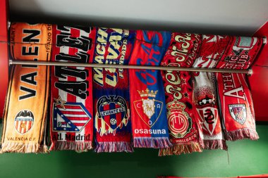 Lviv, Ukrayna - 04 Mayıs 2025: Canlı bir ortamda metal bir çubuğa dizilmiş renkli futbol takımı eşarpları