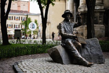 Lviv, Ukrayna - 04 Mayıs 2025: Ukrayna 'nın Lviv kentindeki bir Avrupa caddesinde jest yapan bir adamın metal heykeli. 