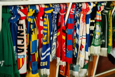 Lviv, Ukrayna - 04 Mayıs 2025: Yakın çevrede canlı bir futbol kulübü eşarbı sergilendi