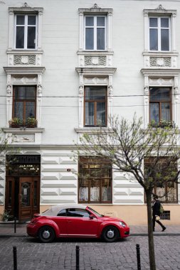 Lviv, Ukrayna - 4 Mayıs 2025: Lviv, Ukrayna 'da şehir manzarasında klasik üstü açık VW Beetle arabası. 