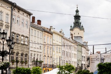 Lviv, Ukrayna - 04 Mayıs 2025: Eski, tarihi binalar ve Lviv, Ukrayna 'da kendine özgü bir kule sergileniyor. 