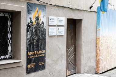 Lviv, Ukrayna - 04 Mayıs 2025: Ukrayna ordusunun Lviv, Ukrayna 'daki bir şehir duvarında askere alma posteri. 