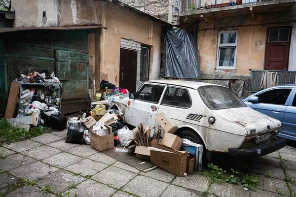 Lviv, Ukrayna - 04 Mayıs 2025: Harap bir şehir merkezinde terk edilmiş bir araç