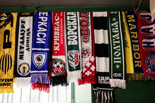 Lviv, Ukrayna - 4 Mayıs 2025: Konforlu bir iç mekanda farklı kulüpleri temsil eden çeşitli futbol eşarpları.