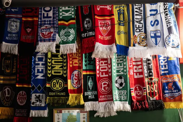 Lviv, Ukrayna - 04 Mayıs 2025: Benzersiz tasarımları olan canlı futbol takımı eşarpları.