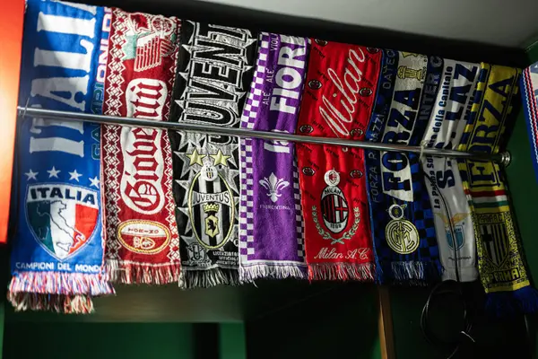 Lviv, Ukrayna - 04 Mayıs 2025: Canlı tasarım ve logoların sergilendiği bir rafta futbol takımı eşarpları koleksiyonu