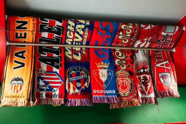 Lviv, Ukrayna - 04 Mayıs 2025: Canlı bir ortamda metal bir çubuğa dizilmiş renkli futbol takımı eşarpları