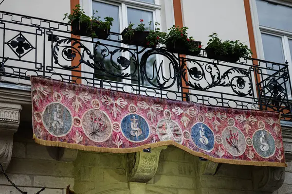Lviv, Ukrayna - 4 Mayıs 2025: Ukrayna 'nın başkenti Lviv' de renkli geleneksel dekorasyon ve çiçek açan bitkilerle süslü demir parmaklık balkonu. 