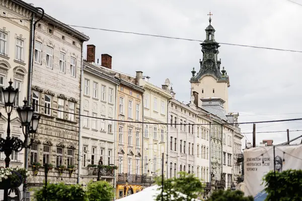 Lviv, Ukrayna - 04 Mayıs 2025: Eski, tarihi binalar ve Lviv, Ukrayna 'da kendine özgü bir kule sergileniyor. 