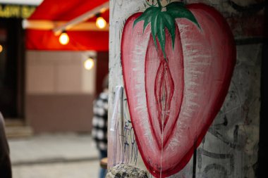 Lviv, Ukrayna - 04 Mayıs 2025: Çilek desenli dış yüzeye ait kentsel sanat çalışması