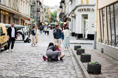 Lviv, Ukrayna - 04 Mayıs 2025: Lviv, Ukrayna 'da çeşitli faaliyetleri, canlı atmosferi ve spontane etkileşimleri olan şehir caddesi. 
