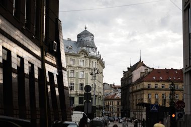 Lviv, Ukrayna - 4 Mayıs 2025: Tarihi mimari, yaya sokakları ve Ukrayna 'nın Lviv kentindeki bulutlu ortam. 