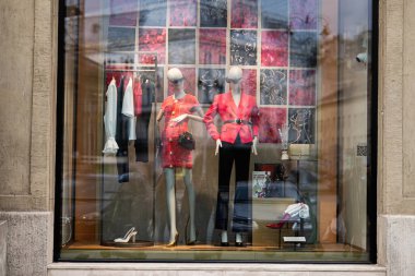 Lviv, Ukrayna - Mayıs 04, 2025: Bir butik vitrin vitrininde şık kıyafetler ve aksesuarlar sunan mankenler