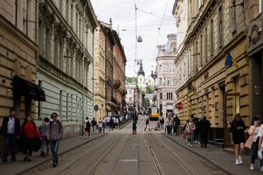 Lviv, Ukrayna - 04 Mayıs 2025: Lviv, Ukrayna 'da tramvayı, yayaları ve tarihi mimarisi olan kalabalık Avrupa kenti. 