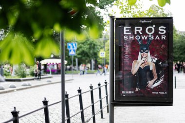 Lviv, Ukrayna - 04 Mayıs 2025: Dinamik sokak sahnesi kaldırım reklam panosunda bir showbar reklamı