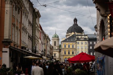 Lviv, Ukrayna - 04 Mayıs 2025: Ukrayna 'nın başkenti Lviv' de ikonik tarihi mimari ve hareketli şehir hayatının yer aldığı yoğun yaya caddesi. 