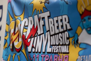 Lviv, Ukrayna - 4 Mayıs 2025: Reklam etkinliği afişi bira, vinil, müzik ve etkinlik tarihini vurguluyor