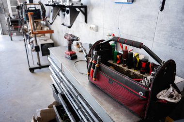 Profesyonel bir atölyede çeşitli araçlara sahip bir araç kutusunun ayrıntılı görünümü.