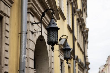 Güzel klasik fenerler Ukrayna 'nın Lviv kentindeki büyüleyici eski bir binayı süslüyor.. 