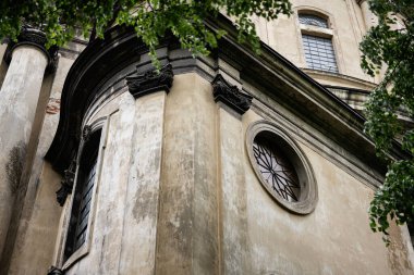 Lviv, Ukrayna 'daki tarihi bir binanın dış cephesinin ayrıntılı detayları ve yıpranmış özellikleri.. 