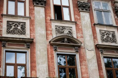 Lviv, Ukrayna 'da eski bir binanın dış cephesinde karmaşık heykeller ve klasik mimari sergileniyor.. 