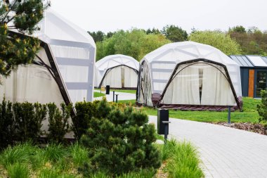 Doğal manzarası olan manzaralı bir alanda geniş kubbe şekilli çadırlar.