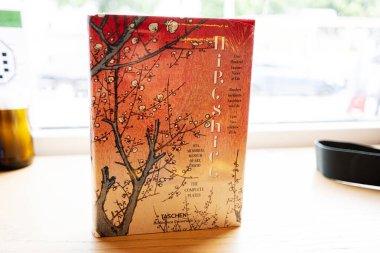 Lviv, Ukrayna - 4 Mayıs 2025: Güzel ağaç motifli klasik Japon sanat eserlerini gösteren görsel olarak çarpıcı bir kitap Hiroshige