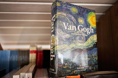 Lviv, Ukrayna - 04 Mayıs 2025: Van Gogh 'un' Yıldızlı Gece 'tablosu ahşap bir kitaplıkta sergileniyor.