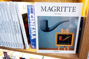 Lviv, Ukrayna - 4 Mayıs 2025: Sanat ve sinema üzerine kitaplar, Magritte 'in sanat eserlerinin bir kapağını içerir..