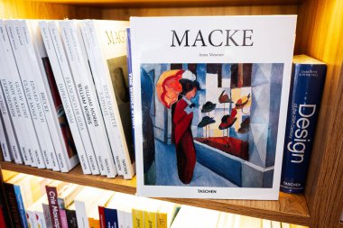 Lviv, Ukrayna - 04 Mayıs 2025: Macke ve çeşitli sanat koleksiyonlarının yer aldığı kitaplık sergi sanatı ve tasarım kitapları.