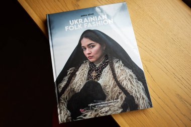Lviv, Ukrayna - 4 Mayıs 2025: Ukrayna halk kültürü, moda mirası ve tarihi geleneklerin sergilendiği kitap sergisi