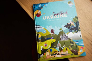 Lviv, Ukrayna - 04 Mayıs 2025: Ukrayna hakkında renkli bir seyahat rehberi.