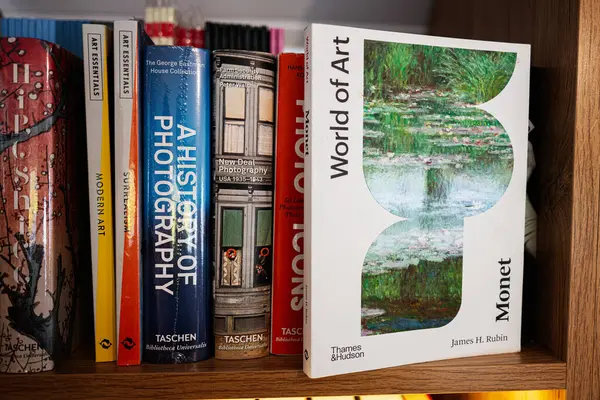 Lviv, Ukrayna - Mayıs 04, 2025: James H. Rubin, World of Art, Monet. Ahşap bir kitaplıkta düzenlenmiş sanat ve fotoğrafçılık kitapları koleksiyonu
