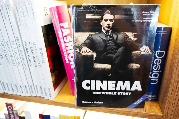 Lviv, Ukrayna - 04 Mayıs 2025: Sinema, tüm hikaye. Kitapların yakın çekimi, dizayn ve sinema temalarının yer aldığı ahşap bir rafta..