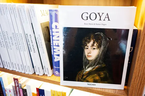 Lviv, Ukrayna - 04 Mayıs 2025: Ahşap bir rafta Goya sanat kitabı sergilendi.