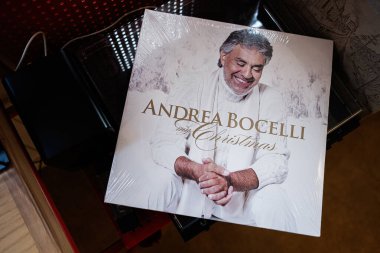 Lviv, Ukrayna - 13 Mayıs 2025: Andrea Bocelli 'nin Noel albümünün dekoratif plağı, bayram resimleri sergileniyor.