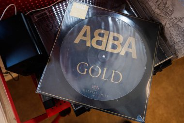 Lviv, Ukrayna - 13 Mayıs 2025: ABBA Gold Greatest bir müzik konsepti için bir masaya kaydedilmiş plaklar.