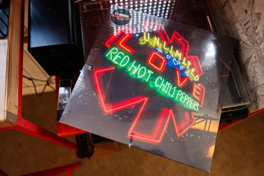 Lviv, Ukrayna - 13 Mayıs 2025: Sınırsız Aşk, Red Hot Chili Peppers 'ın renkli vinil albüm kapağı