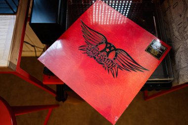 Lviv, Ukrayna - 13 Mayıs 2025: Aerosmith Greatest Hits 'in simgesel logosu ve renkli tasarımı.