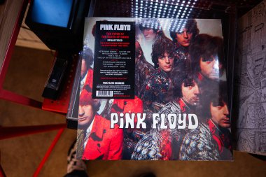 Lviv, Ukrayna - 13 Mayıs 2025: The vinyl record of Pink Floyd klasik 1967 albümü The Piper at the Gates of Dawn on a contemporary depolama kurulumu.