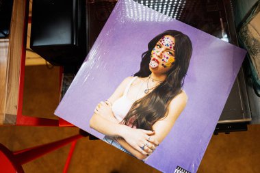 Lviv, Ukrayna - 13 Mayıs 2025: Mor vinil kapak Olivia Rodrigo pop rock vinil albümü için 2021 'de yayınlandı.