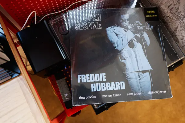 Lviv, Ukrayna - 13 Mayıs 2025: Freddie Hubbard tarafından çıkarılan ve ikonik caz müziğini temsil eden albüm Açık Susam.