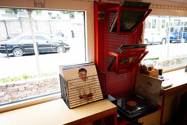 Lviv, Ukrayna - 13 Mayıs 2025: Andrea Bocelli ve Frank Sinatra 'nın plak ve dekoru içeren canlı bir plak mağazası