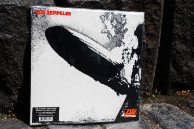 Lviv, Ukrayna - 13 Mayıs 2025: Rock müzik plağı 1969 'dan Led Zeppelin' in etkili ve sanatsal kapağı